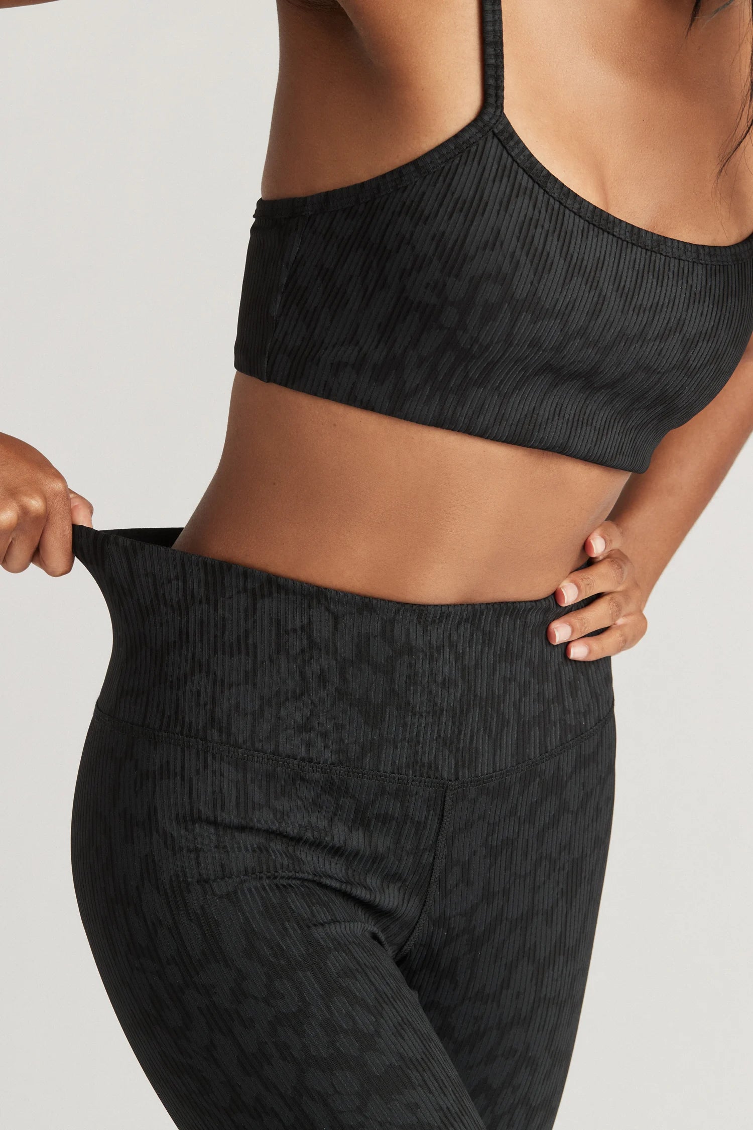 Valor Embossed Ankle Legging